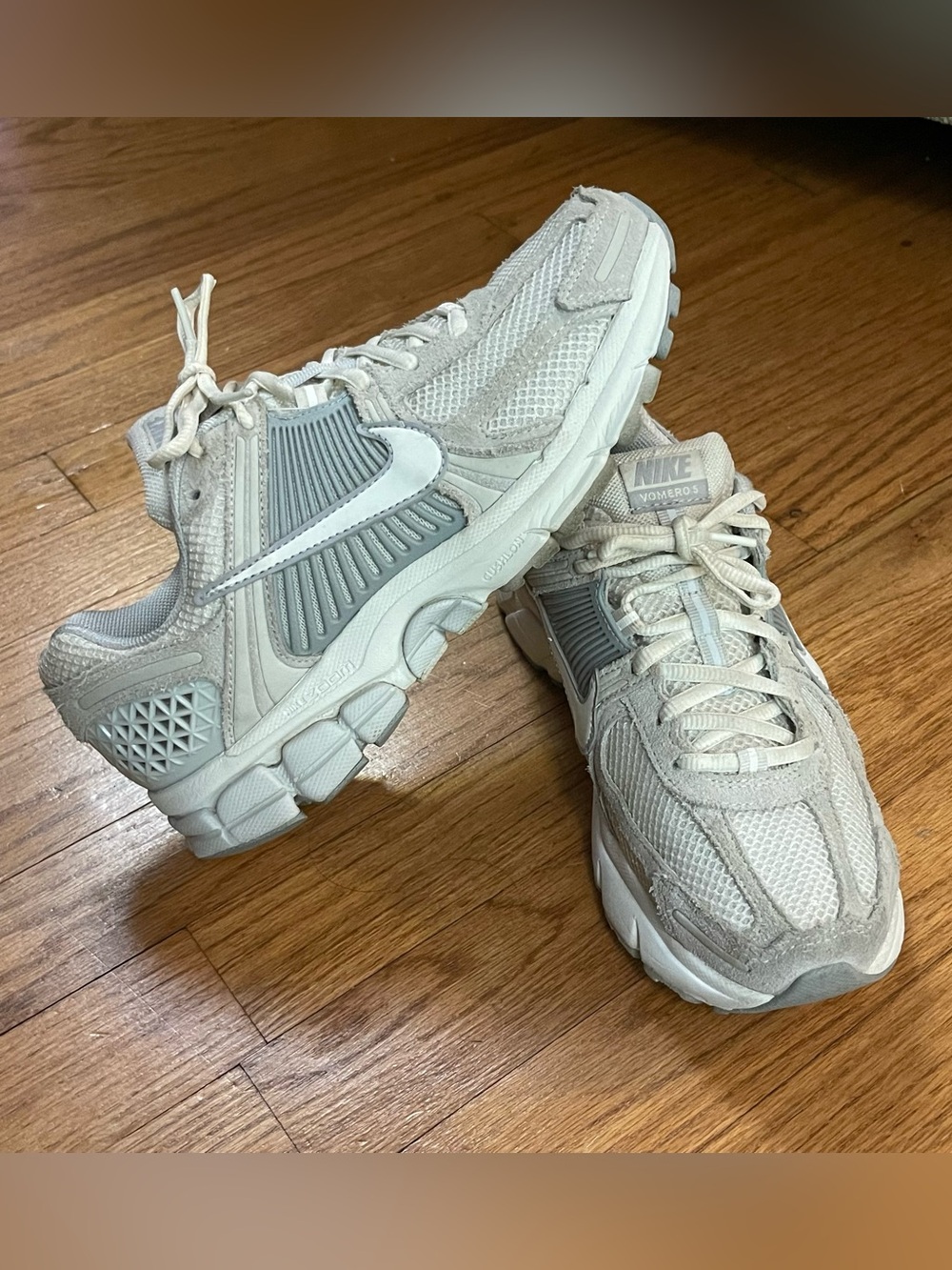 Nike Vomero 5 Bowerman Series Sneakers Size 8 Women’s Gray and White Suede